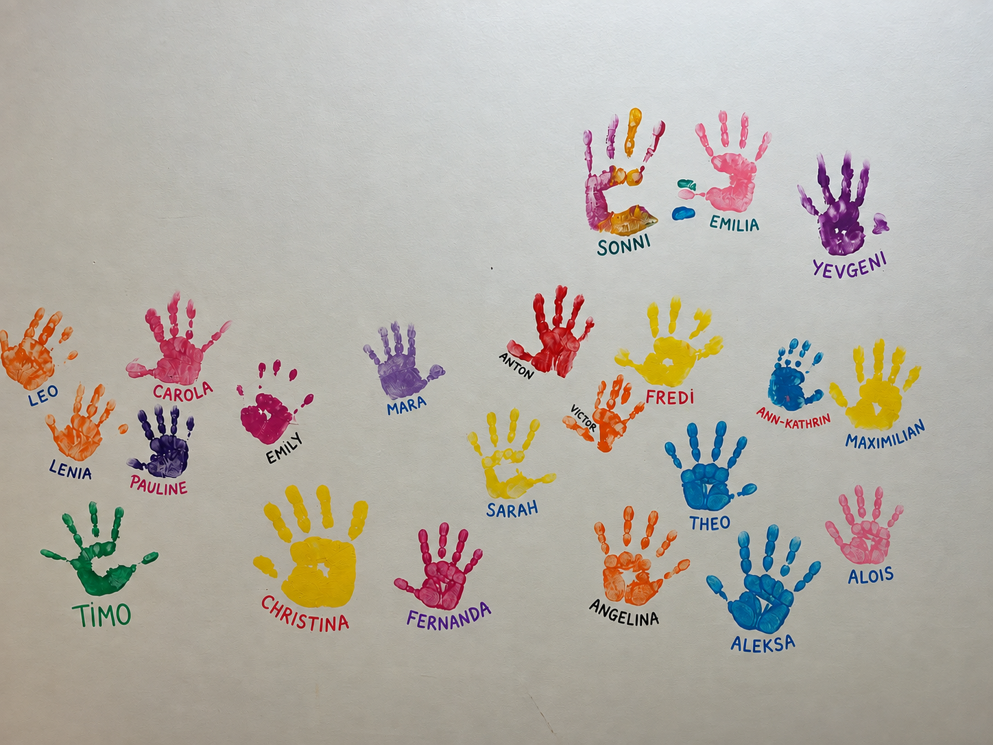 Bunte Handabdrücke des Havelbande-Teams auf einer Wand